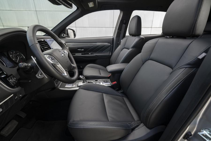 Интерьер Mitsubishi Outlander PHEV 2018 года  (NA) (фото 14 из 41)